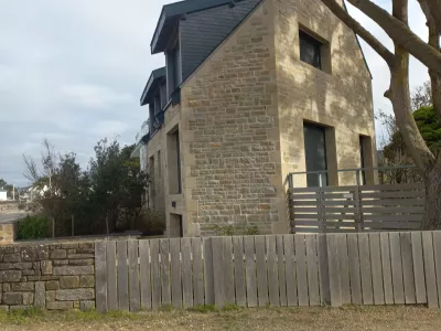 Construction d’une maison en béton banché, avec habillage de moellons sur Carnac plage