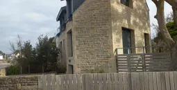 Construction d’une maison en béton banché, avec habillage de moellons sur Carnac plage